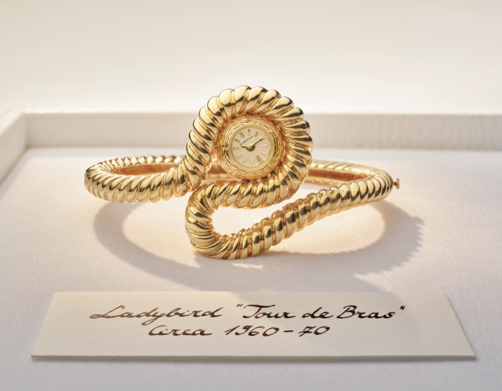 Para celebrar el 70º aniversario de la colección Ladybird, Blancpain presenta Lady B, una creación que combina diseño escultórico, herencia histórica y uno de los movimientos mecánicos automáticos más pequeños de la relojería contemporánea