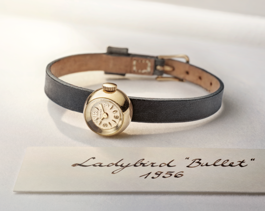 Para celebrar el 70º aniversario de la colección Ladybird, Blancpain presenta Lady B, una creación que combina diseño escultórico, herencia histórica y uno de los movimientos mecánicos automáticos más pequeños de la relojería contemporánea