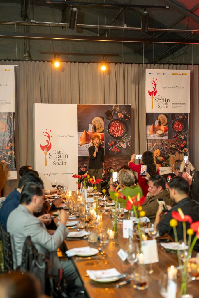 España llega a México con una celebración que reúne gastronomía, vino y estilo de vida. Del 21 de septiembre al 4 de octubre, Eat Spain Drink Spain 2026 invita a descubrir sabores españoles a través de cenas maridaje, menús especiales, degustaciones y promociones en restaurantes, bares y tiendas de especialidad.