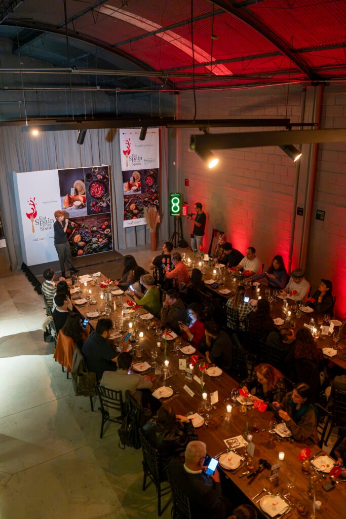 España llega a México con una celebración que reúne gastronomía, vino y estilo de vida. Del 21 de septiembre al 4 de octubre, Eat Spain Drink Spain 2026 invita a descubrir sabores españoles a través de cenas maridaje, menús especiales, degustaciones y promociones en restaurantes, bares y tiendas de especialidad.