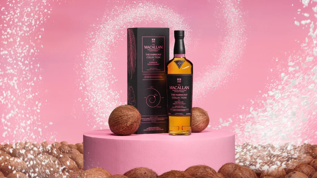 1. Botella de The Macallan Harmony Collection Inspired by Fresh Coconut con su estuche negro de fibra de coco