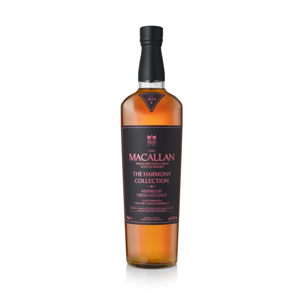 1. Botella de The Macallan Harmony Collection Inspired by Fresh Coconut con su estuche negro de fibra de coco