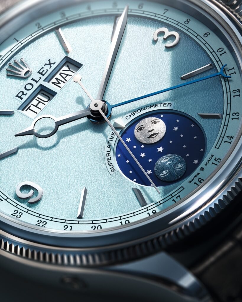 el Perpetual Padellone. Este modelo se presenta como una ventana abierta al firmamento, con un calendario completo anual y la representación de las fases lunares que invitan a contemplar el tiempo como un arte.