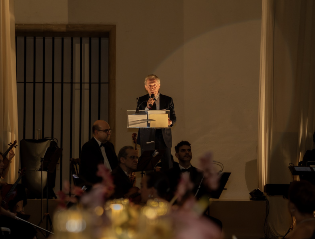En el universo de la Alta Relojería, el tiempo va más allá de una medición precisa. Es una historia que se construye a través de generaciones, un legado que permanece y una huella imborrable de los momentos que marcan nuestras vidas.