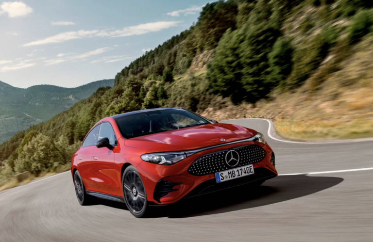 Mercedes-Benz CLA: una clase propia llega a México El sedán compacto que ganó el Auto del Año en Europa se presentó en un exconvento del Centro Histórico con dos formas de moverse: híbrida y eléctrica