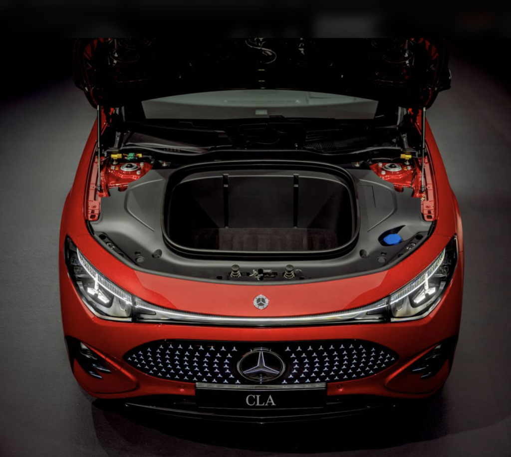 Mercedes-Benz CLA: una clase propia llega a México
El sedán compacto que ganó el Auto del Año en Europa se presentó en un exconvento del Centro Histórico con dos formas de moverse: híbrida y eléctrica
